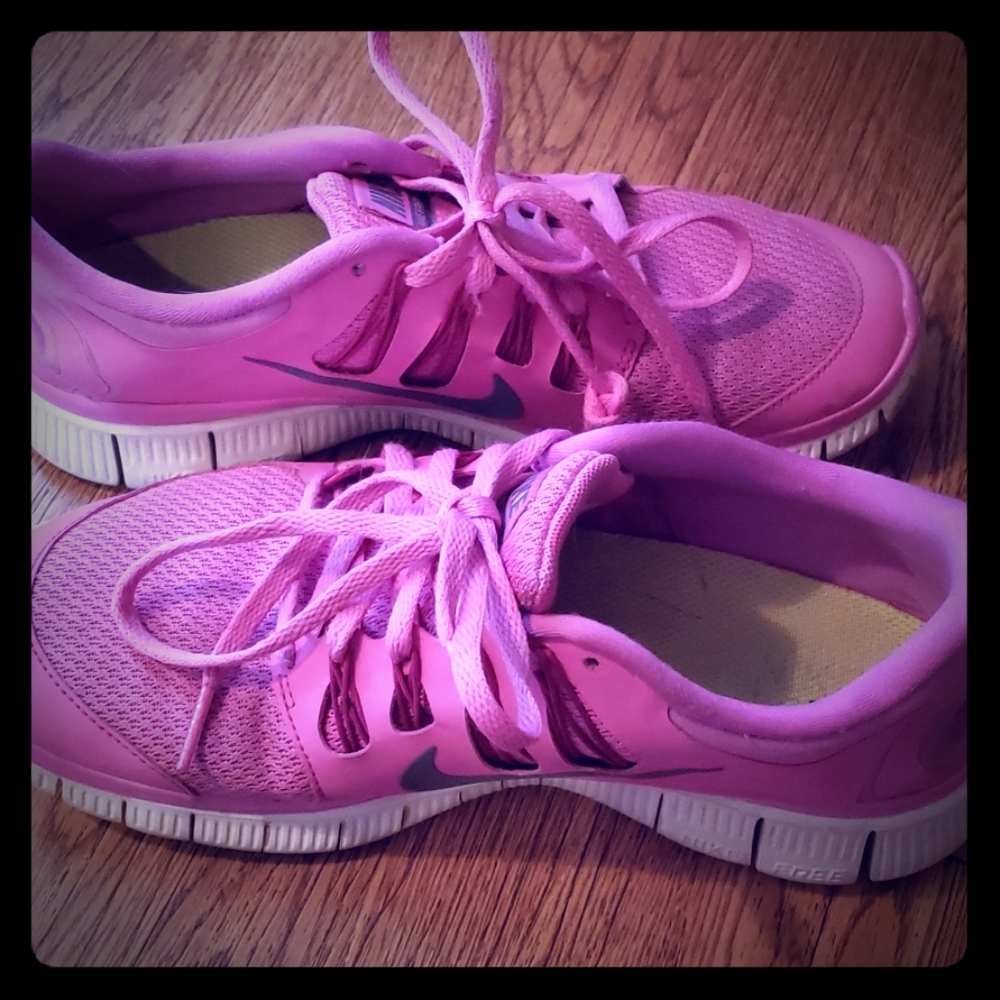 SIZE 8 NIKE FREE 5.0